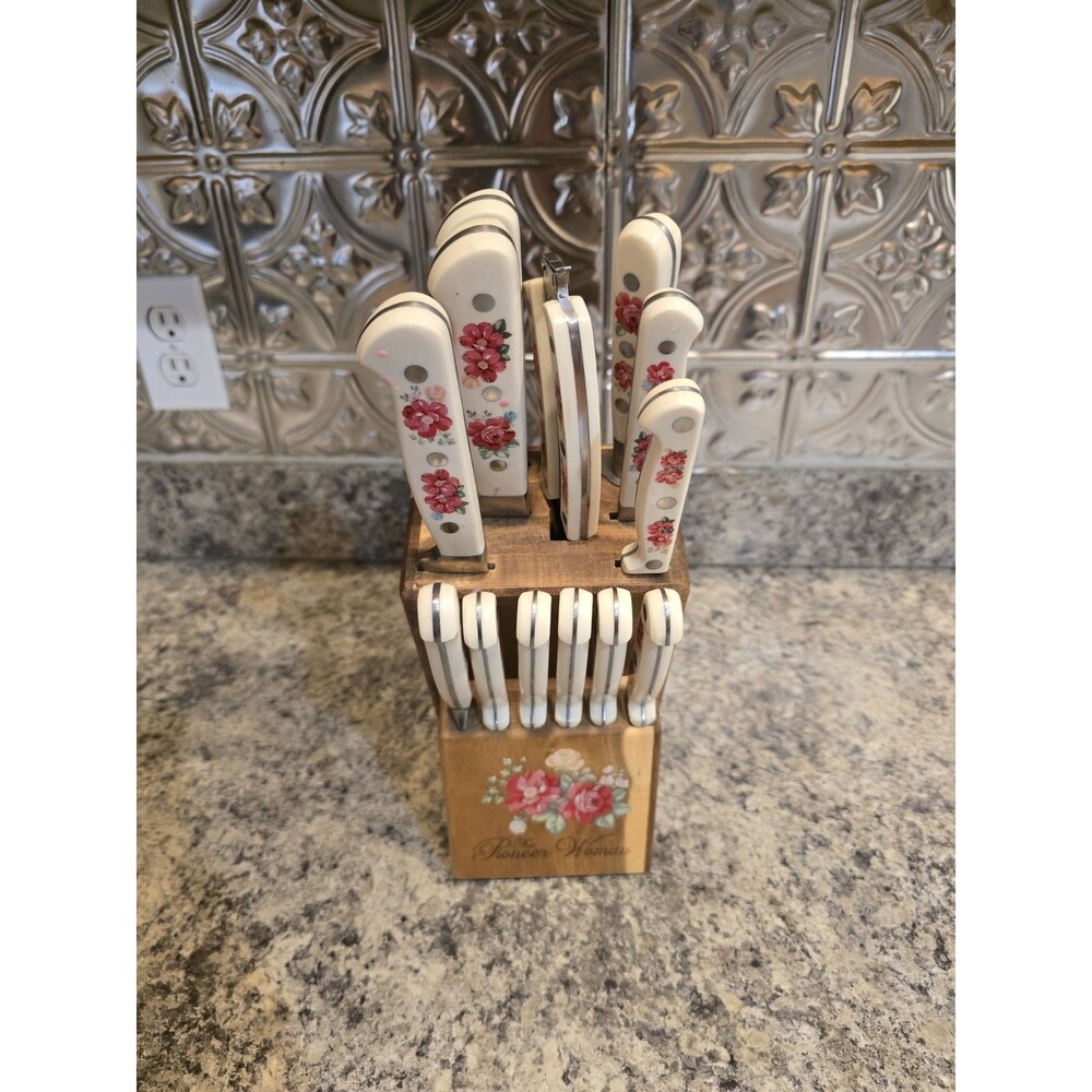 The Pioneer Woman Vintage Floral 14-Piece Cutlery Set with Wood Block Complete